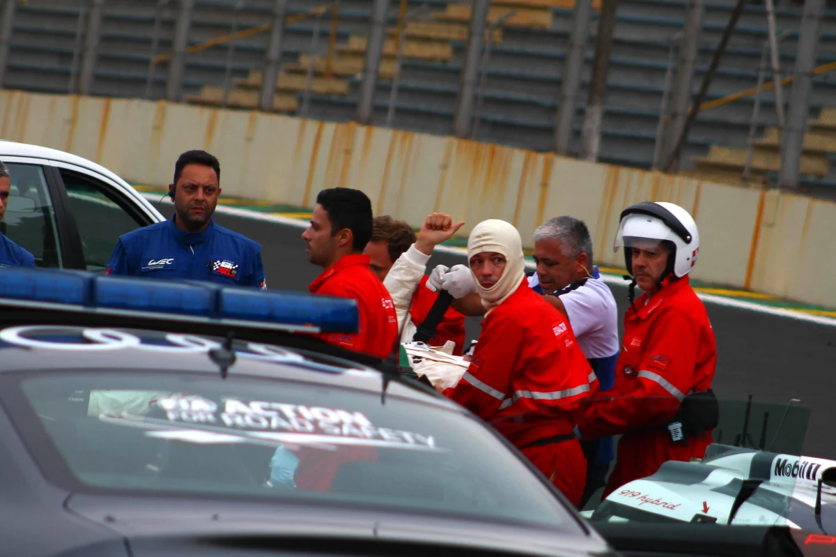 Były kierowca Formuły 1 Mark Webber ma wstrząs mózgu i jest poobijany po wypadku w trakcie finału mistrzostw świata wyścigów długodystansowych w Sao Paulo. Australijczyk znajduje się w szpitalu, ale jego życiu nie zagraża niebezpieczeństwo.  