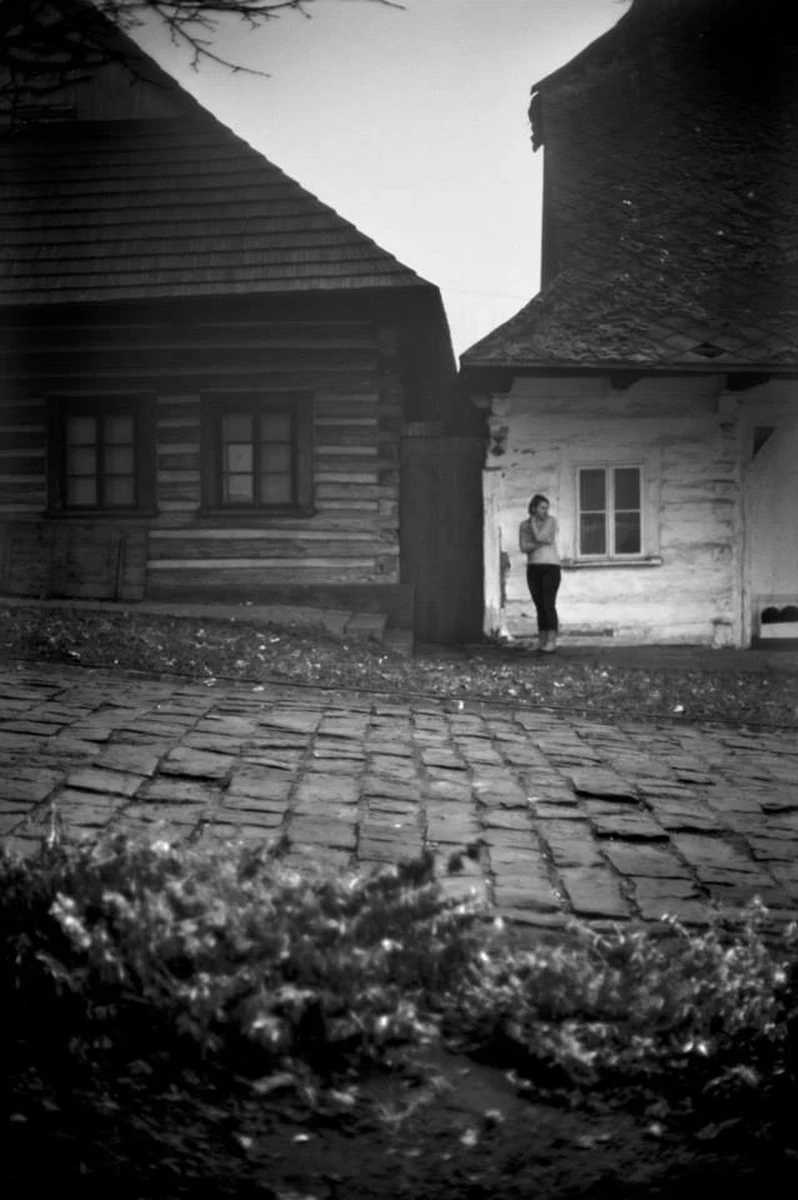 ​Im bliżej nieba, tym Ziemia bardziej przypomina księżyc. Mgła w Lanckoronie jest takim krajobrazem. Znajomy teren nagle zmienia się w obcy. Z trudem stawiam kroki, by nie nabić sobie guza. Ja - łazik, na powierzchni srebrnego globu. Wstrzymuję oddech. Nie ze strachu przed powietrzem zmieszanym z mlekiem, lecz w nadziei, że jeszcze bardziej zakręci mi się w głowie. Mgła nie zabija. Wiem, że się nie uduszę. Chce ją natomiast wchłonąć obiektywem. Najpierw na oślepioną światłem matrycę, a potem głębiej, w siebie. Ten zamglony stan świadomości, jest dla mnie zjawiskiem zupełnie nowym.