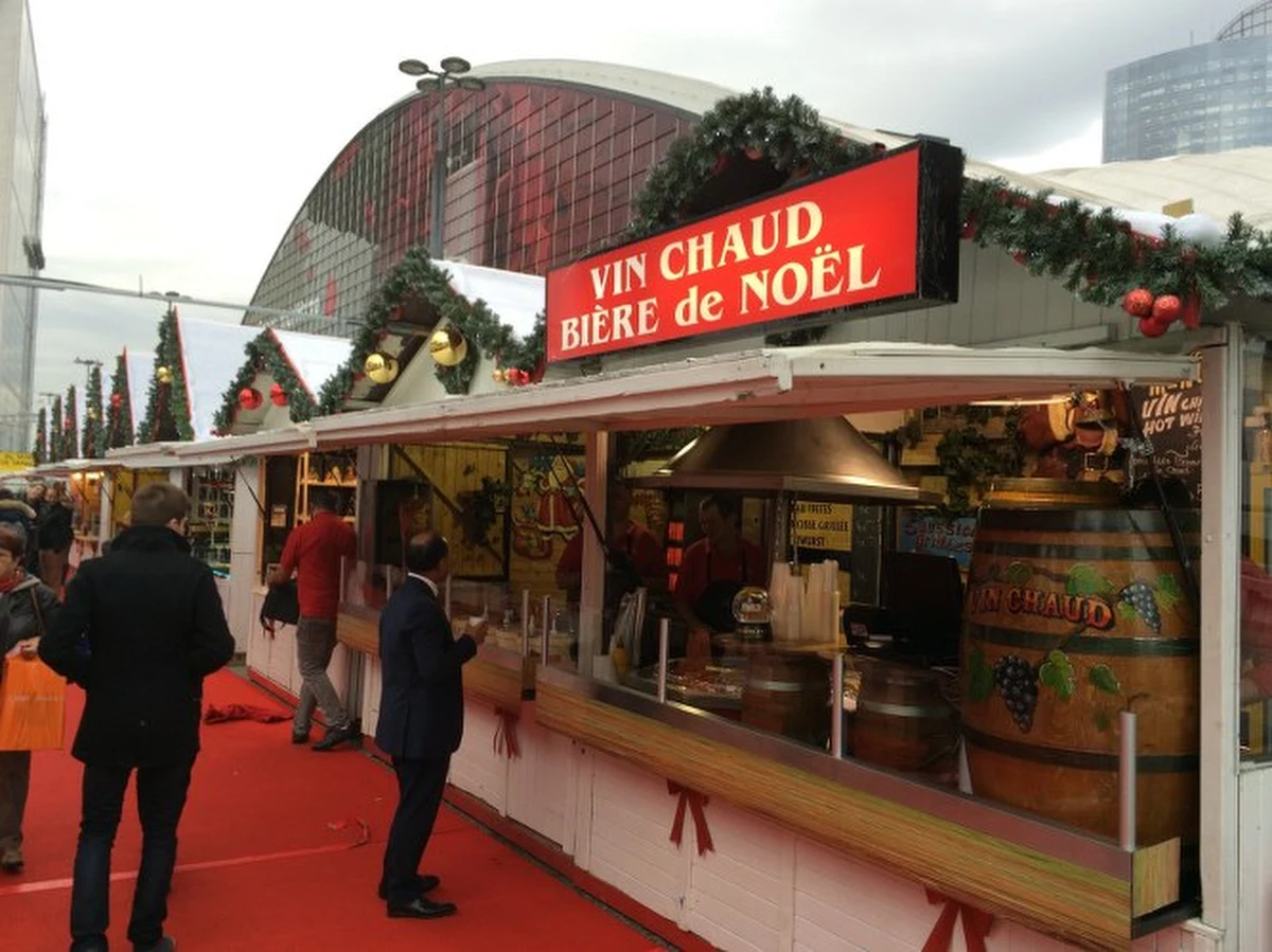 Grzane wino, francuskie sery, hiszpańskie wędliny i wyroby rzemieślnicze z różnych krajów. Świąteczny jarmark ruszył już w największej europejskiej dzielnicy biznesu - podparyskiej La Defense.