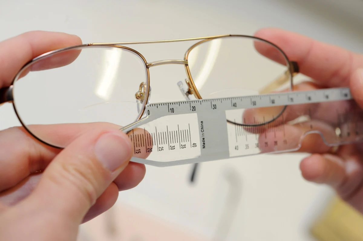 Od 1 stycznia pacjenci chcący pójść do okulisty lub dermatologa będą musieli mieć skierowanie od lekarza rodzinnego - informuje "Nasz Dziennik". Taka zmiana ma według resortu zdrowia odciążyć specjalistów. 