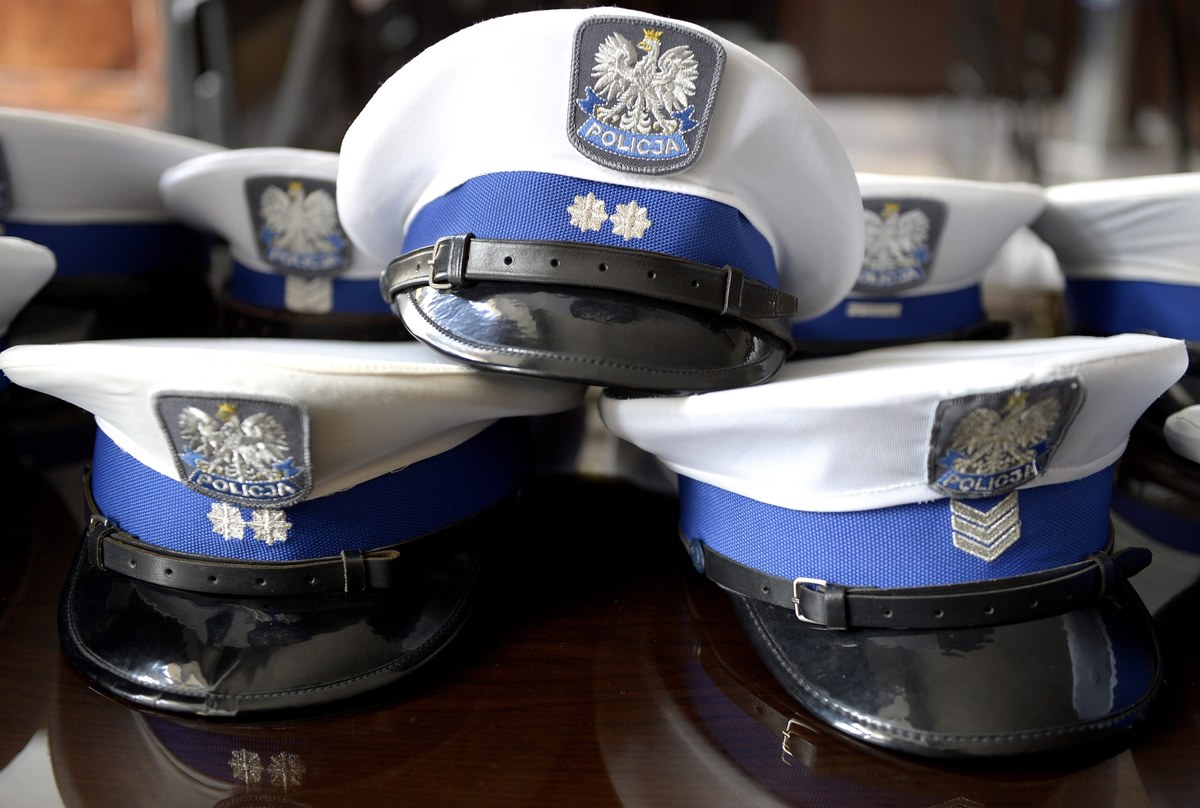 Ponad 10 tysięcy funkcjonariuszy przystąpiło do ubezpieczenia L4 - dowiedział się reporter RMF FM Krzysztof Zasada. Wykupując te polisy mundurowi obchodzą przepisy jednej ze sztandarowych ustaw autorstwa Ministerstwa Spraw Wewnętrznych. Chodzi o obniżenie uposażenia o 20 procent, gdy funkcjonariusze są na zwolnieniu lekarskim.