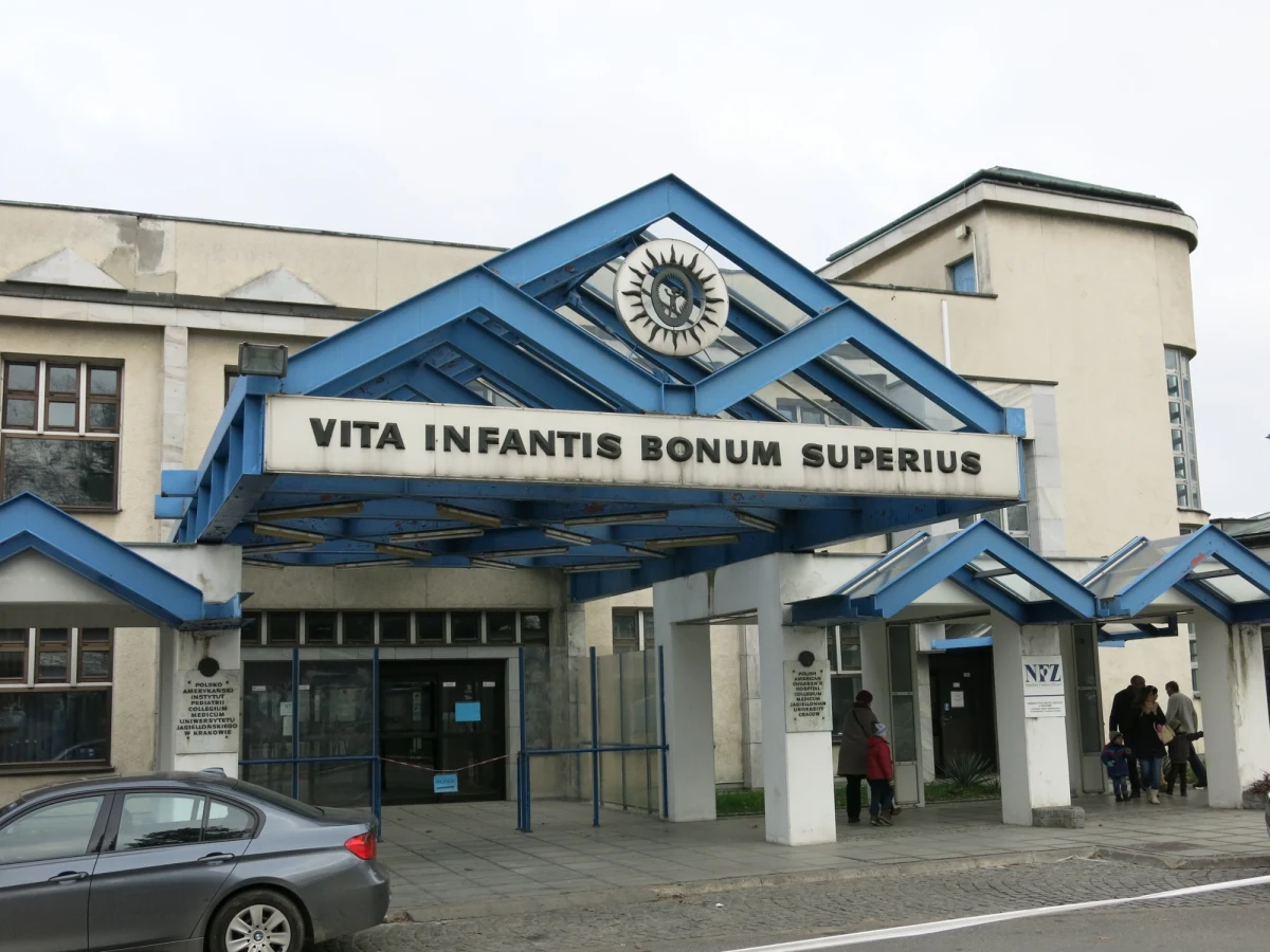 Lekarze opiekujący się dwulatkiem, który skrajnie wyziębiony został znaleziony w niedzielę małopolskich Racławicach zdecydują dziś, kiedy rozpocząć wybudzanie go ze śpiączki farmakologicznej. Wczoraj chłopca udał się wyprowadzić z głębokiej hipotermii.