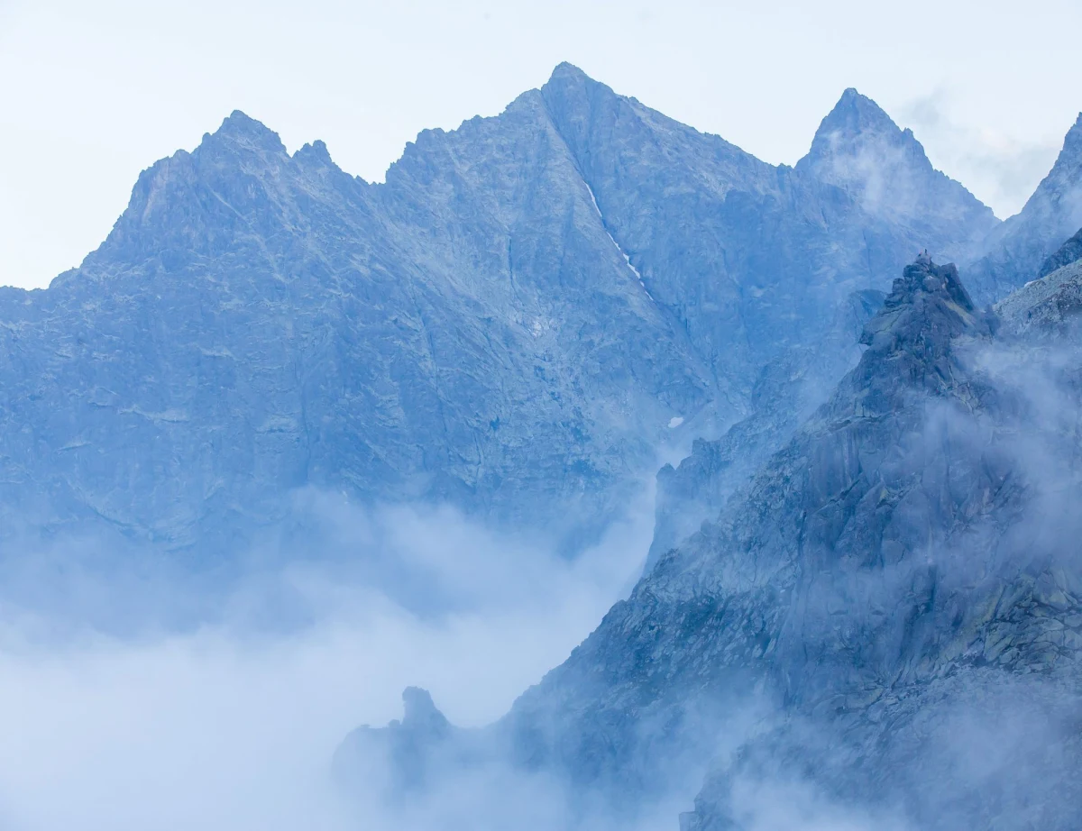 "Adamowi Rzepeckiemu Rysy nie dają spokoju od podstawówki. Wtedy na lekcji geografii dowiedział się, ile mierzy ten szczyt. ‘Kurczę, pomyślałem, to trudno zapamiętać. Prościej byłoby, gdyby góra miała równe 2500 m’" - czytamy w dzisiejszej "Gazecie Wyborczej". Jak donosi dziennik, artysta postanowił podnieść szczyt o jeden metr - bo tyle brakuje polskiemu wierzchołkowi Rysów do 2500 m. "Polska zyskałaby na prestiżu. (…) Zdobyć dwuipółtysięcznik to już coś znaczy!" - tłumaczy Rzepecki w rozmowie z gazetą.