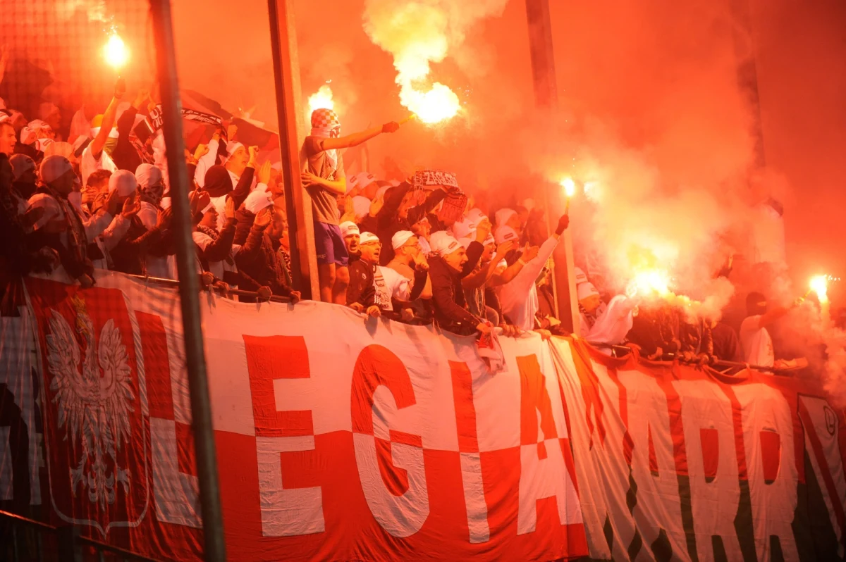 UEFA zamknęła stadion Legii na dwa najbliższe mecze Ligi Europejskiej. To kara za rasistowskie zachowanie kibiców podczas ostatniego meczu z Lokeren.