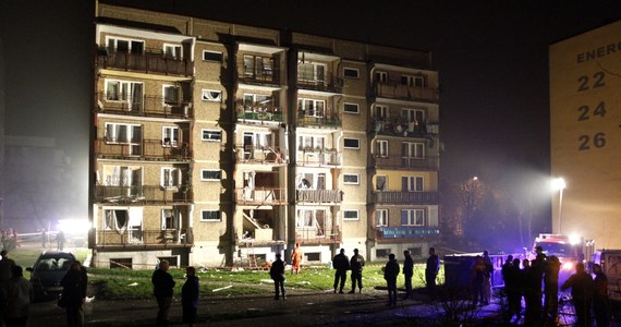 25 osób poszkodowanych w ubiegłotygodniowym wybuchu gazu w bloku w Bytomiu wciąż przebywa w hostelu. Dwie rodziny, które wynajmowały w zniszczonym budynku mieszkania, dostały już propozycje nowych lokali - dowiedziała się reporterka RMF FM Anna Kropaczek.