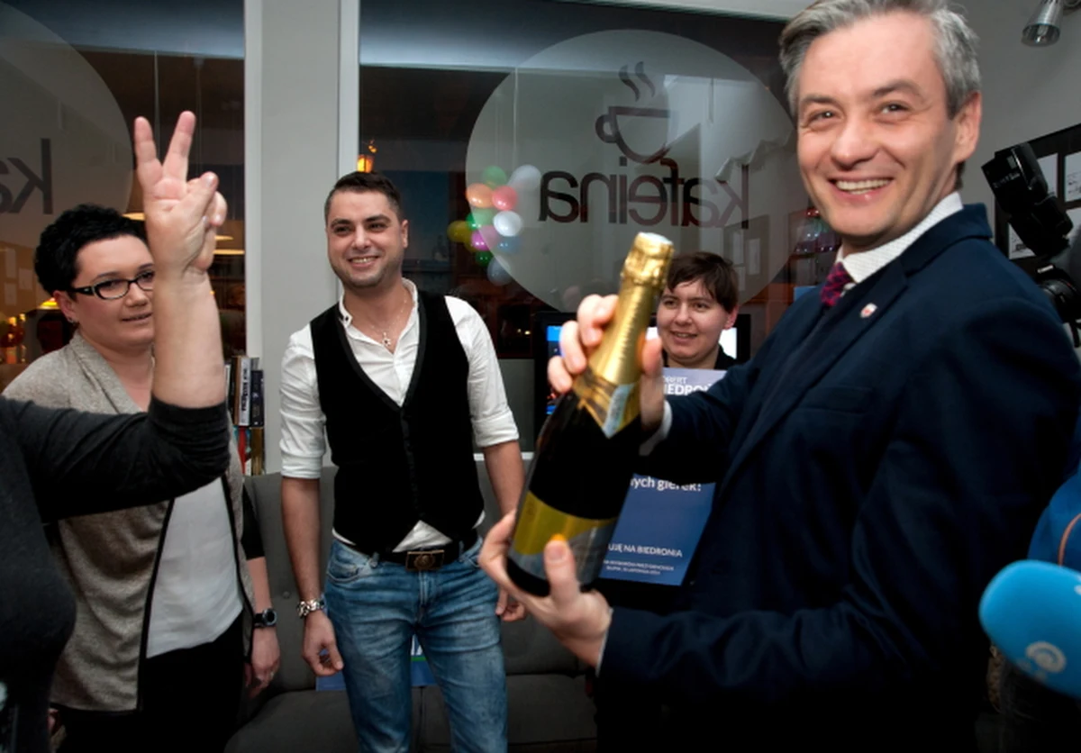 Tylko proszę bez niestosownych skojarzeń! Prezydent-elekt Słupska Robert Biedroń podoba mi się jako sympatyczny, otwarty, pozbawiony agresji polityk, którego łatwo można polubić bez względu na jego orientację seksualną i przynależność partyjną.