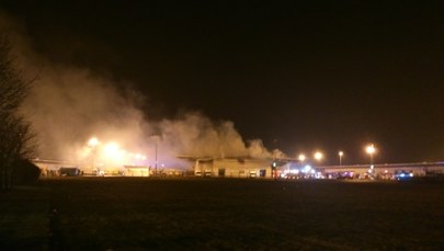 Potężny pożar hali w Broniszach koło Warszawy 