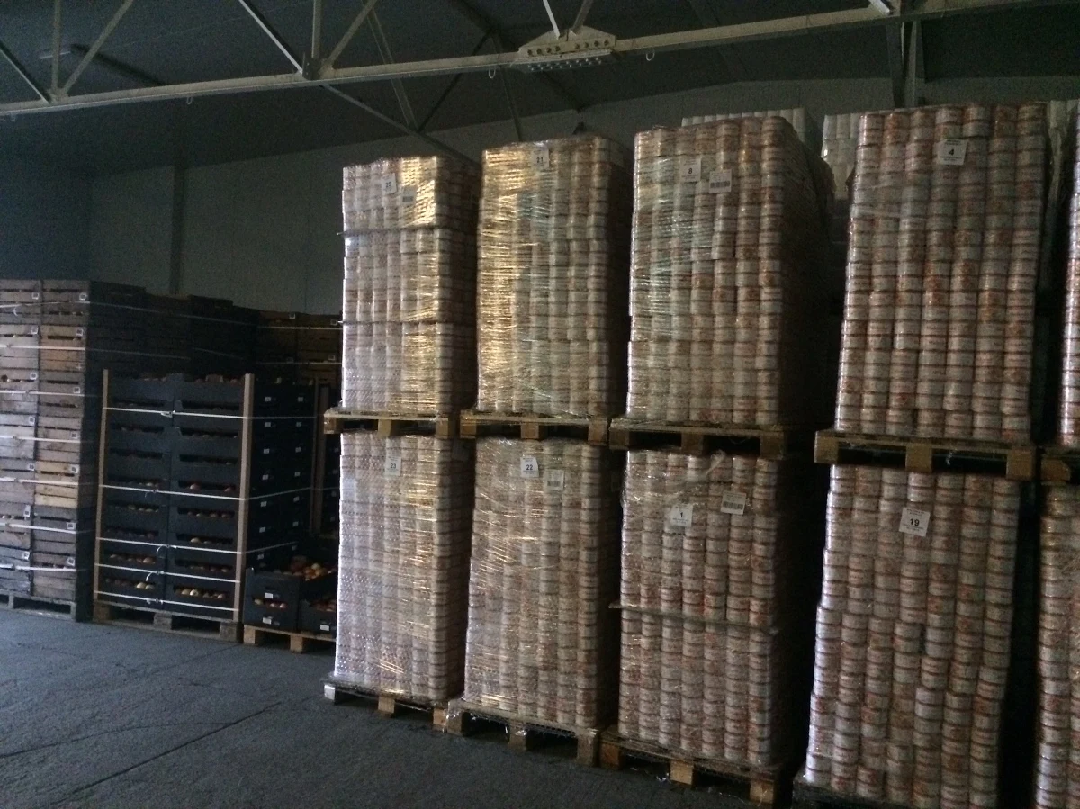 Banki Żywności wreszcie z unijną pomocą żywnościową. Z wielomiesięcznym opóźnieniem ruszył program Fead. Pierwsze transporty dotarły m.in. do lubelskiego magazynu.