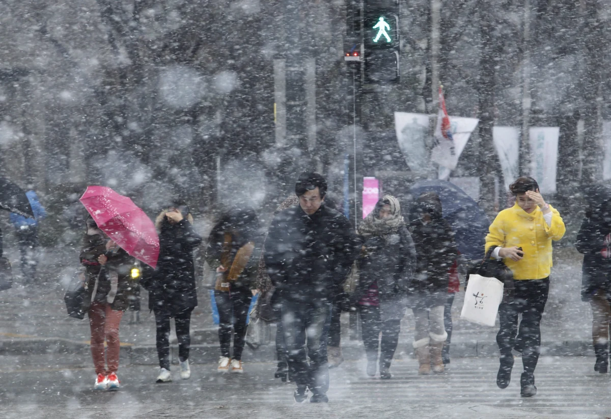 Najbliższe dni będą ciepłe i słoneczne. W czwartek we Wrocławiu ma być nawet do 5 st. Celsjusza. Niestety, w weekend spodziewane jest załamanie pogody. Nad Polskę napłyną chmury, z których popada deszcz. 