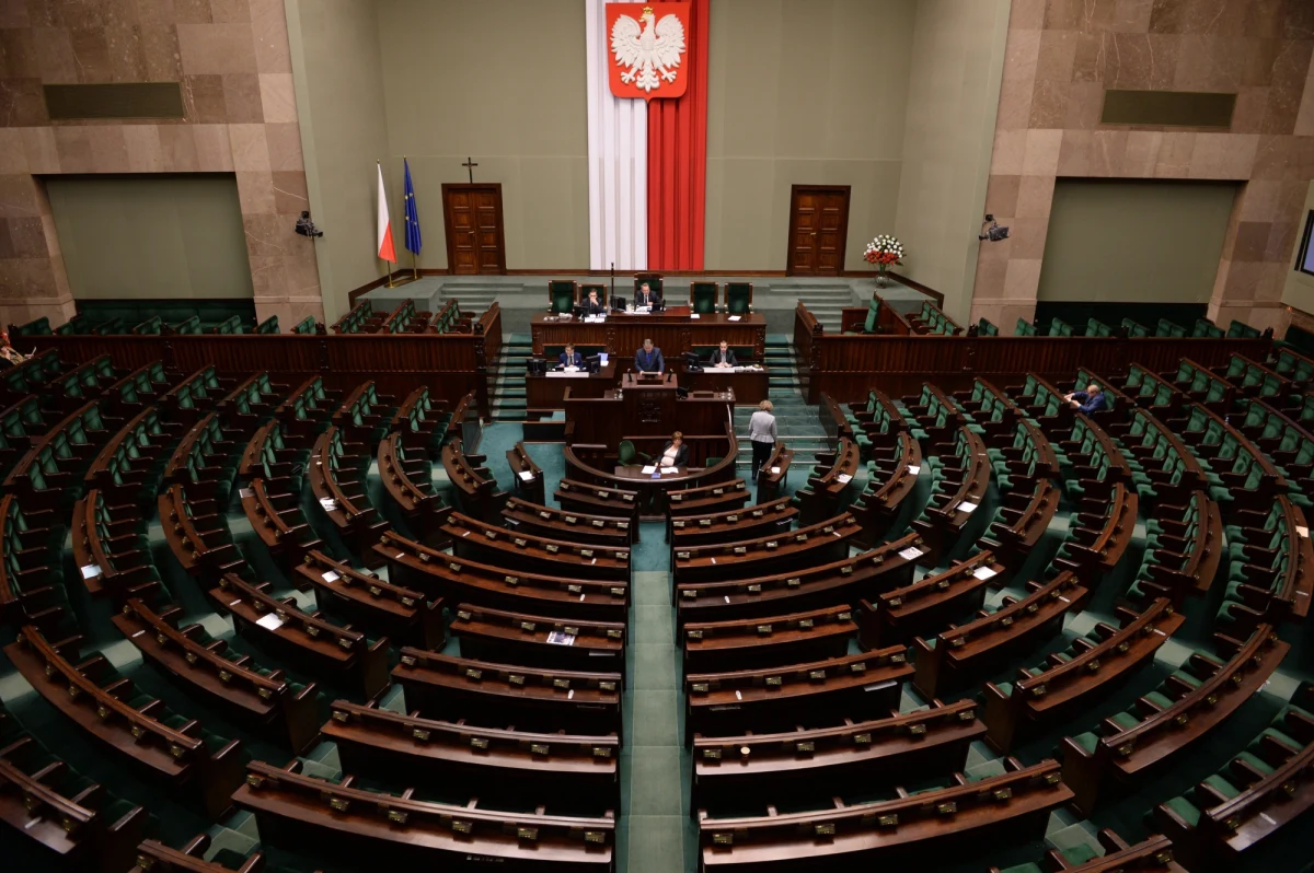 To przez jego ręce przechodziły wszystkie wątpliwe poselskie delegacje i teraz – decyzją marszałka Sejmu Radosława Sikorskiego (51 l.) – straci pracę. Chodzi o Krzysztofa Rómmla, szefa Biura Spraw Międzynarodowych w Sejmie. O sprawie pisze "Fakt". 