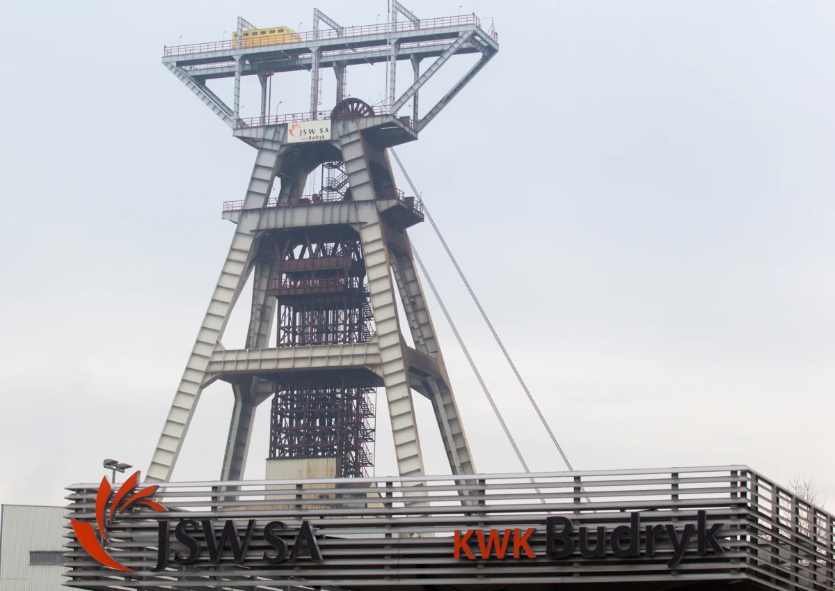 Nie będzie zwolnień grupowych w Jastrzębskich Zakładach Remontowych (JZR). Ich pracownicy mają być objęci programem dobrowolnych odejść i przejść do spółki Szkolenie i Górnictwo (SiG). Podpiszą tam umowy na czas nieokreślony.
