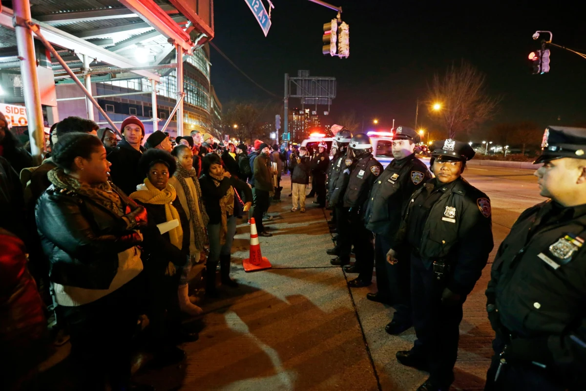 Przeprowadzone zostanie śledztwo federalne w sprawie okoliczności śmierci czarnoskórego Erica Garnera podczas zatrzymania przez nowojorską policję - informuje prokurator generalny USA Eric Holder. 