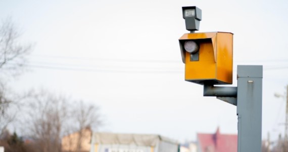 Prawie dwa miliony zdjęć zrobiły tylko od początku tego roku fotoradary Inspekcji Transportu Drogowego. Nie oznacza to jednak, że tyle razy kierowcy przekraczający prędkość zostali ukarani. ITD wystawiła w tym czasie zaledwie 328 tysięcy mandatów. Większość zdjęć trafiła do kosza. Tylko co szóste zakończyło się ukaraniem osoby prowadzącej samochód. 