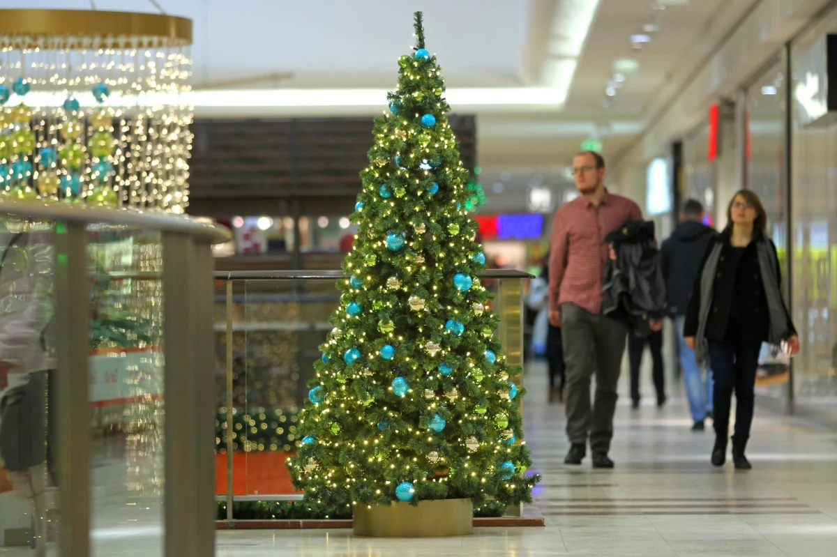 Policjanci apelują, by w gorączce przedświątecznych zakupów nie zapominać o podstawowych zasadach bezpieczeństwa; tłok w sklepach i duże zainteresowanie zakupami w internecie mogą próbować wykorzystać złodzieje i oszuści.  