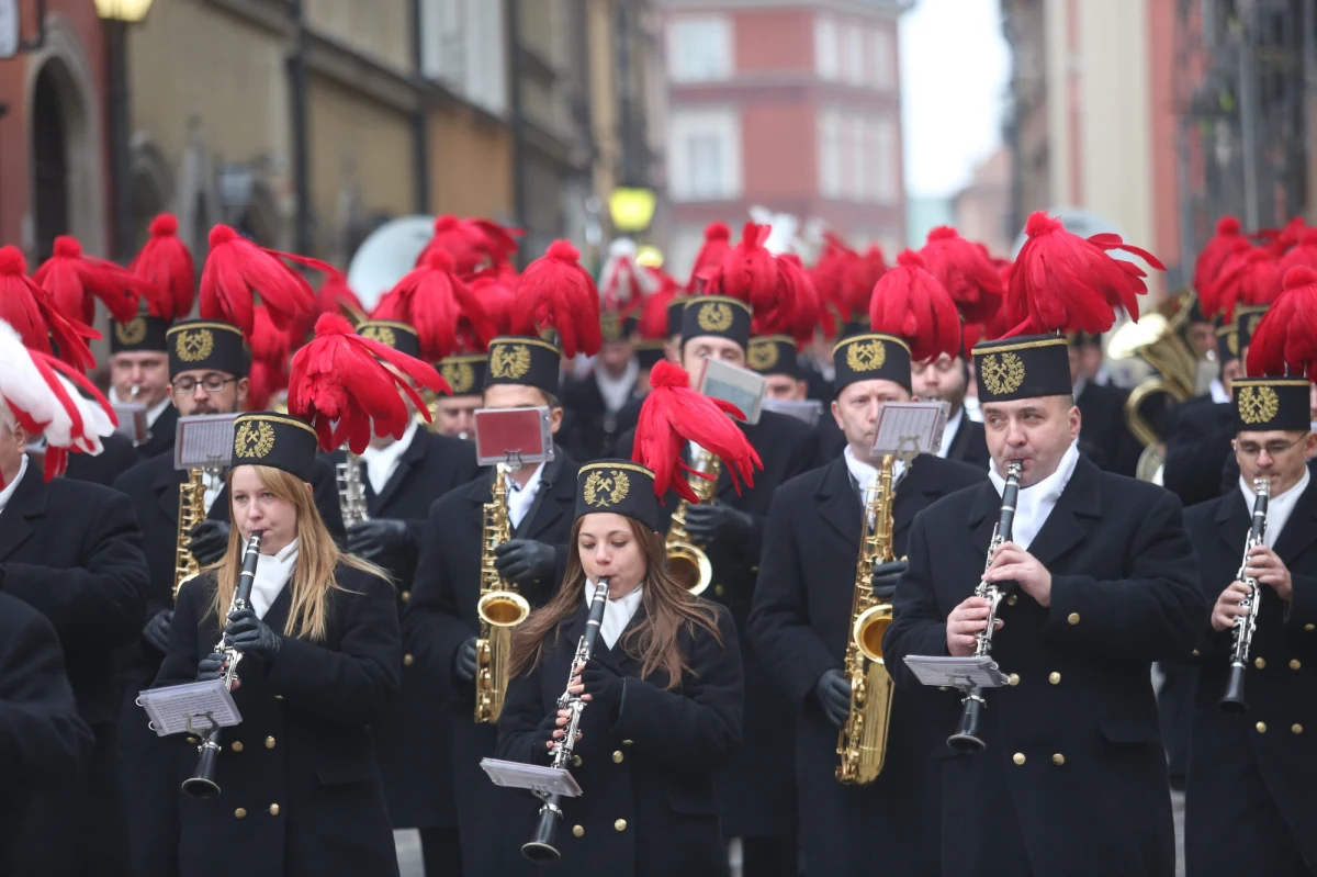 Wysokie koszty wydobycia i niskie ceny węgla na rynku sprawiły, że górnicze koncerny notują straty. Dziś czwarty dzień grudnia, czyli Barbórka. Czy górnicy mają co świętować? 
