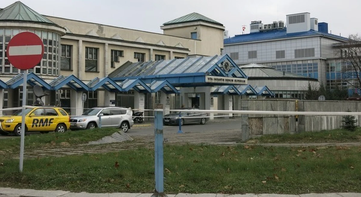 "Nawiązaliśmy kontakt z Adasiem. Bierze do rąk zabawki" - powiedział profesor Janusz Skalski ze szpitala dziecięcego w Krakowie - Prokocimiu, gdzie leczony jest chłopiec. I dodał: Dla mnie to jest cud, że on przeżył! 2-latek został znaleziony w niedzielę w stanie silnego wychłodzenia organizmu. 