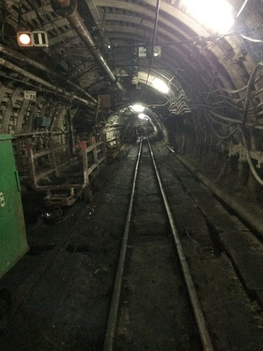 Dziś ostatnia barbórka w kopalni Kazimierz Juliusz w Sosnowcu. W przyszłym roku zakład ma być zamknięty. Jego likwidację planowano już we wrześniu, ale górnicy po kilkudniowym podziemnym strajku obronili wówczas kopalnię. Ostatnią czynną kopalnię w Zagłębiu uwiecznił na zdjęciach reporter RMF Marcin Buczek.