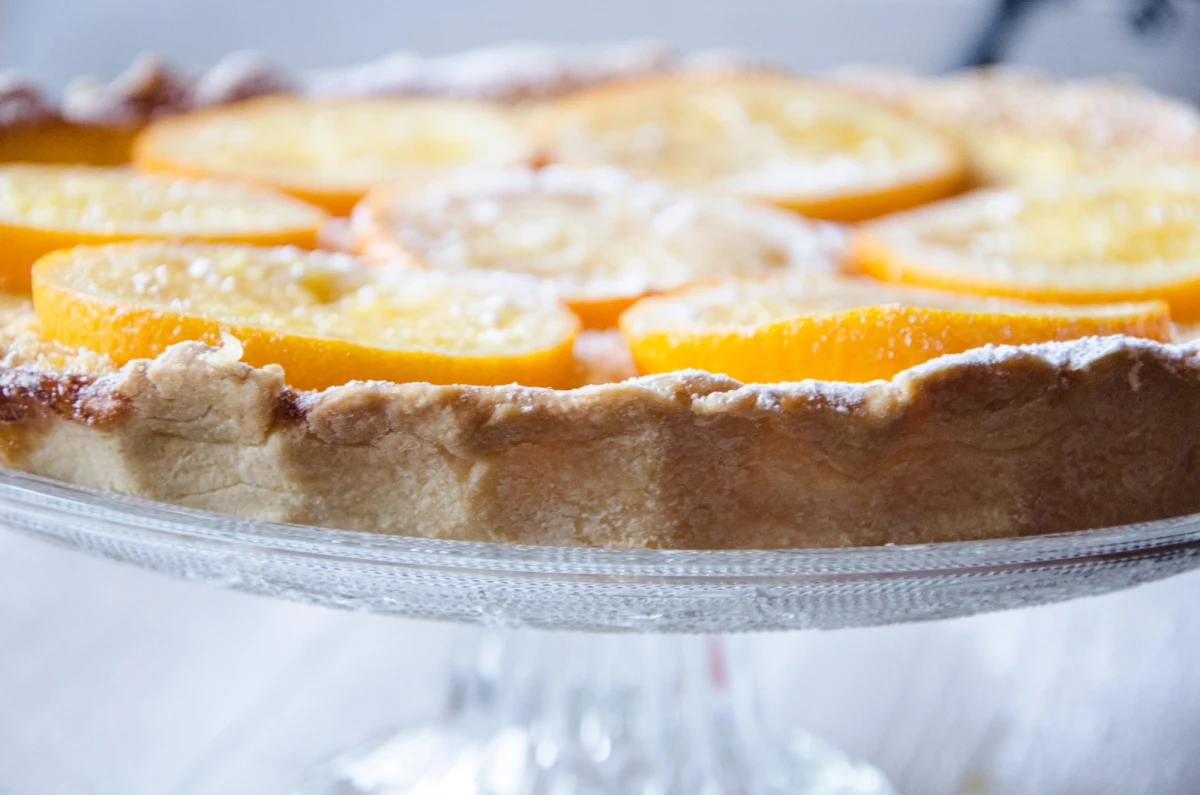 Bardzo świąteczne połączenie smaków i aromatów. Pomarańczowa tarta, która delikatnie pachnie cynamonem. Krucha, słodka, maślana. 