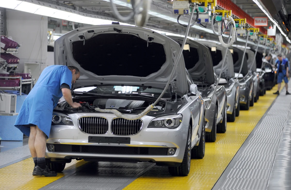 “Większość działających nad Wisłą fabryk – np. producentów aut i części samochodowych, sprzętu AGD i RTV, chemii gospodarczej – plasuje się w swych koncernach w ścisłej czołówce pod względem jakości i wydajności. W rankingu zarobków polscy pracownicy są za to przeważnie na szarym końcu” – pisze w piątkowym wydaniu “Dziennik Polski”. “Mamy do czynienia z dyskryminacją’ – uważa Stanisław Chmielewski, szef „Solidarności” w krakowskim oddziale Electricite de France Polska (EdF). Przyznaje, że nadwiślańscy pracownicy EdF rozważają pozwanie „centrali”.