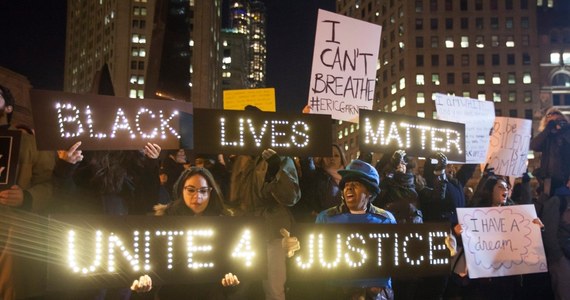 W Stanach Zjednoczonych trwają protesty przeciwko brutalności policji. W samym tylko Nowym Jorku demonstrowały w czwartek wieczorem czasu lokalnego ponad 2 tysiące ludzi. To reakcja na środową decyzję nowojorskiej ławy przysięgłych, która postanowiła nie wysuwać zarzutów wobec białego policjanta oskarżonego o spowodowanie śmierci Afroamerykanina.