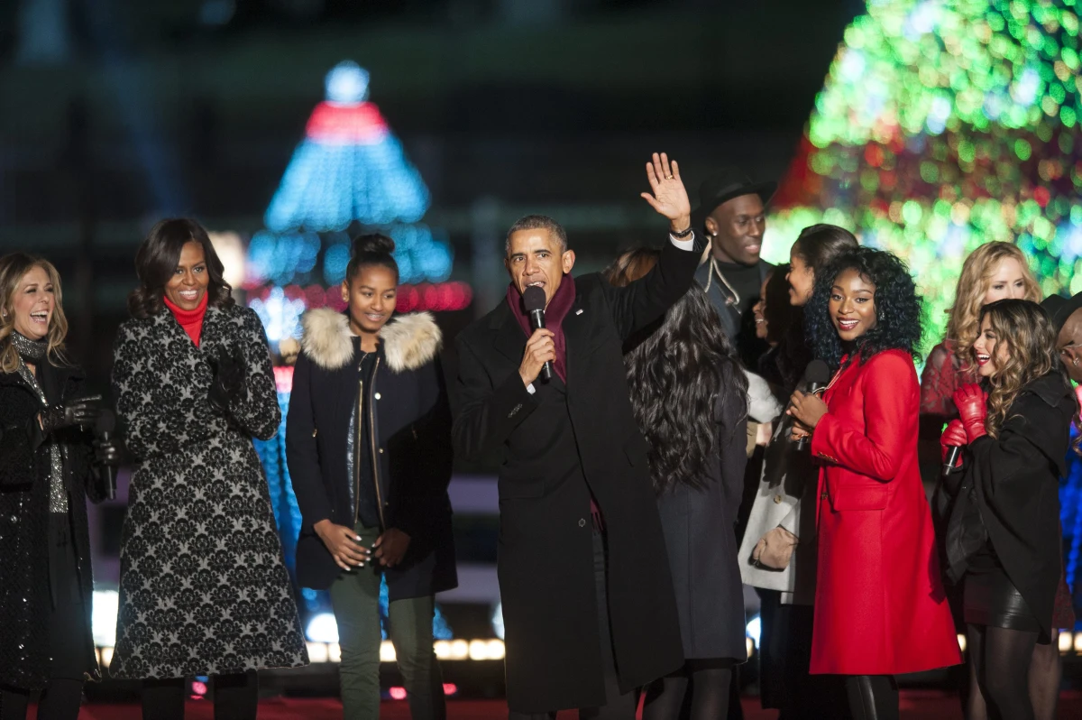 Prezydent Barack Obama uroczyście zapalił światełka na świątecznym drzewku, które stoi w pobliżu Białego Domu. Doroczne zapalenie lampek na tzw. Narodowej Choince odbyło się już po raz 92.  