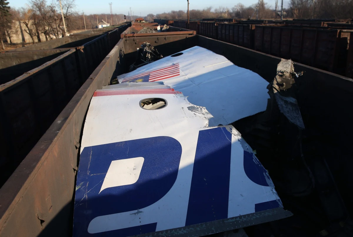 Transport ze szczątkami malezyjskiego samolotu zestrzelonego w Donbasie wjechał na terytorium Polski. Przed południem ciężarówki zostały odprawione na polsko-ukraińskim przejściu w Korczowej. W dalszą trasę wyjadą po godzinie 22:00. Wrak z Ukrainy, przez Polskę i Niemcy, ma trafić do Holandii. Kolejne etapy konwoju zaplanowane są na najbliższe dni.  