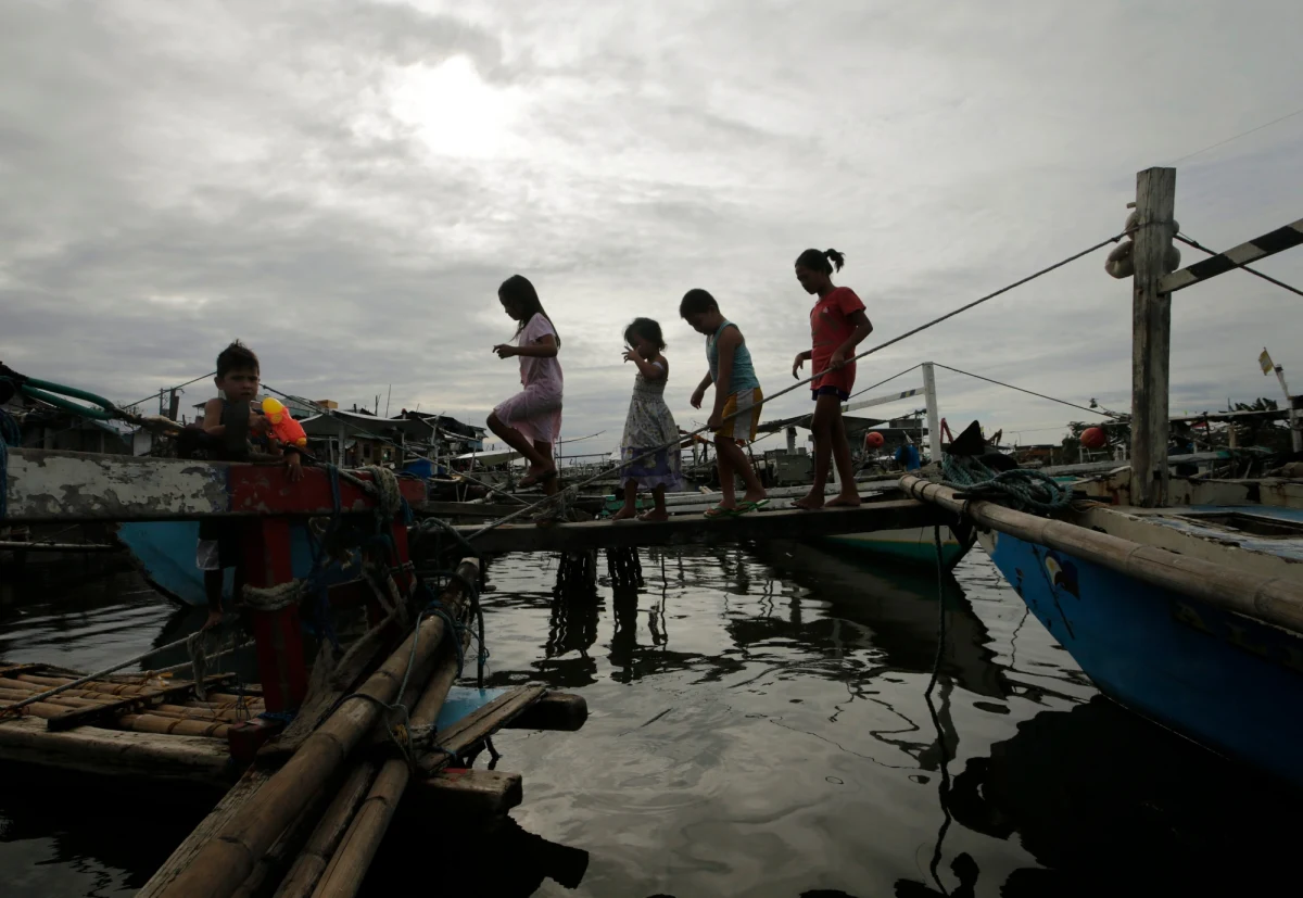 Dziesiątki tysięcy ludzi musiały ewakuować się z zagrożonych powodzią i osunięciami ziemi terenów w środkowej części Filipin w związku ze zbliżającym się do wschodnich wybrzeży tego kraju tajfunem Hagupit. Na archipelagu zamknięto wiele portów.