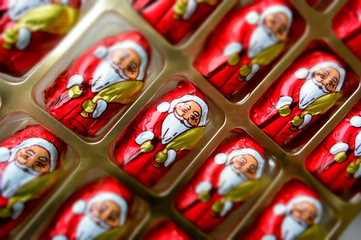 Na przygotowanie świąt Bożego Narodzenia Polacy wydadzą w tym roku średnio 824 złote. Za większość przedświątecznych zakupów zapłacimy gotówką - wynika z badania TNS Polska, przeprowadzonego na zlecenie Związku Banków Polskich.