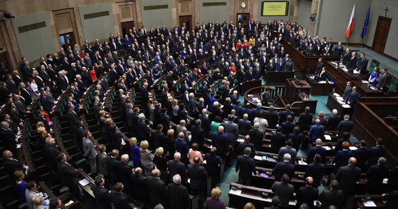 Sejm uczcił jednoczesną minutą milczenia dwie osoby: Kazimierza Świtonia i Stanisława Mikulskiego.