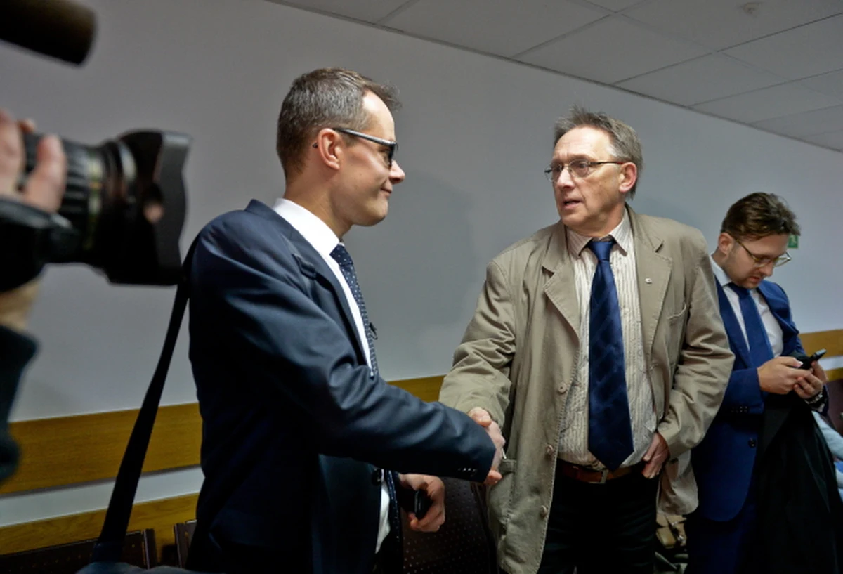 Sąd Rejonowy Warszawa-Śródmieście uniewinnił fotoreportera PAP Tomasza Gzella i dziennikarza TV Republika Jana Pawlickiego od zarzutu "naruszenia miru domowego" w Państwowej Komisji Wyborczej, gdzie relacjonowali przebieg okupacji tego budynku. Sąd prowadził proces w trybie przyspieszonym. 