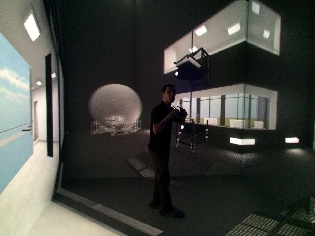 ​Laboratorium Zanurzonej Wizualizacji Przestrzennej zostało dziś otwarte na Politechnice Gdańskiej. Za tą tajemniczą nazwą kryją się specjalne pomieszczenie z ekranami wyświetlającymi wirtualną rzeczywistość oraz symulator chodu. To pierwsze na świecie tak zaawansowane laboratorium tego typu.