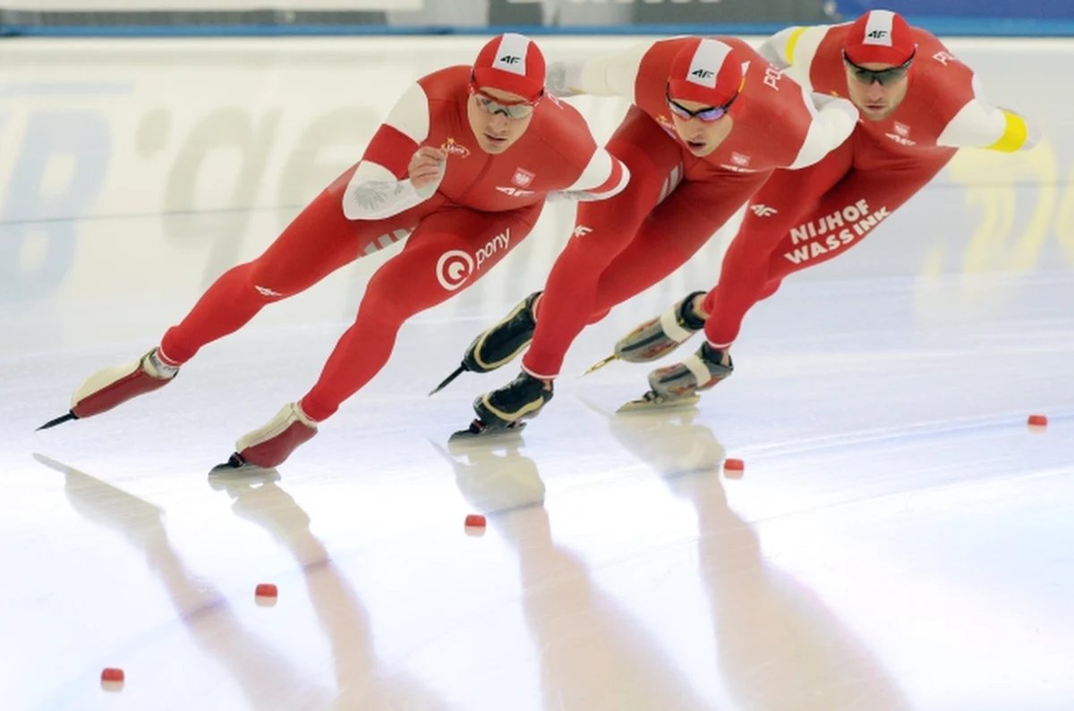 Polscy łyżwiarze szybcy wygrali piątkowy wyścig drużynowy w zawodach Pucharu Świata w Berlinie. Brązowi medaliści olimpijscy z Soczi w tej konkurencji wyprzedzili Koreańczyków i Holendrów.
