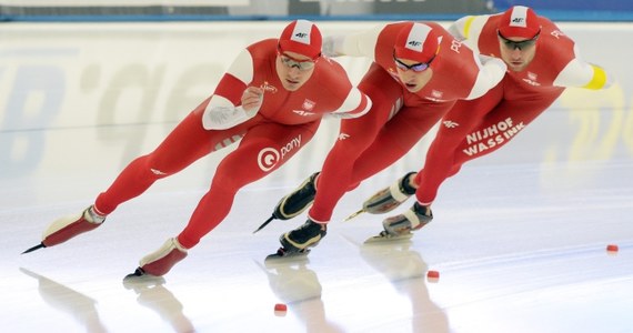 Polscy łyżwiarze szybcy wygrali piątkowy wyścig drużynowy w zawodach Pucharu Świata w Berlinie. Brązowi medaliści olimpijscy z Soczi w tej konkurencji wyprzedzili Koreańczyków i Holendrów.