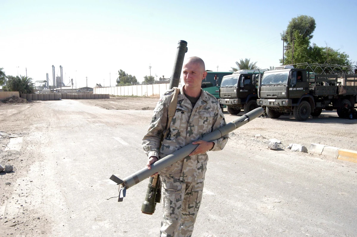 Agencja Mienia Wojskowego ma być informowana, że handel sprzętem, który otrzymuje do sprzedaży wymaga koncesji lub podlega ograniczeniom - wynika z komunikatu MON opublikowanego na stronie internetowej resortu. We wrześniu minister obrony narodowej zarządził kontrolę w resorcie i Agencji Mienia Wojskowego, która sprzedała ponad 150 ręcznych wyrzutni rakiet "Strzała" prywatnej firmie. Sprawą zajmuje się też prokuratura.