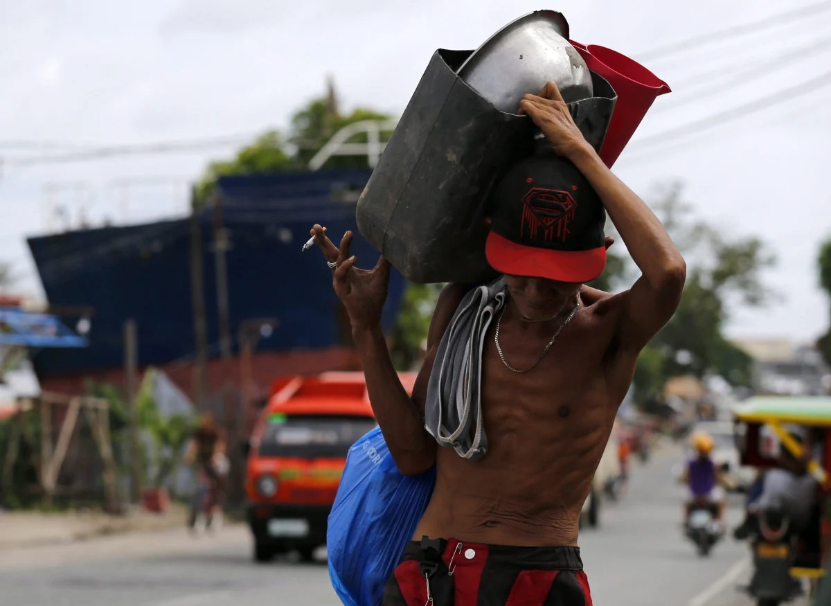 Pół miliona Filipińczyków musiało opuścić domy w związku ze zbliżającym się tajfunem Hagupit, który dziś ma uderzyć we wschodnie wybrzeże kraju. Według amerykańskich prognoz porywisty wiatr i silne opady deszczu mogą zagrozić południowym dzielnicom stolicy.  