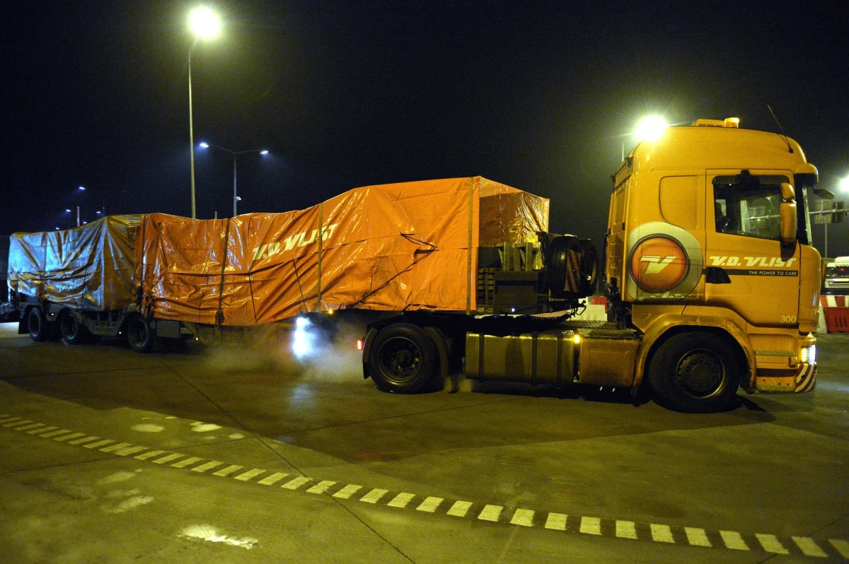 Kolejny konwój ciężarówek ze szczątkami wraku malezyjskiego boeinga, zestrzelonego na Ukrainie jest już w Polsce. Po godzinie 10:00 zakończyła się odprawa w Korczowej na Podkarpaciu. Tym razem ciężarówki od razu ruszą w kierunku Niemiec. 