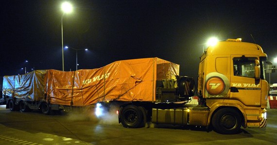 Kolejny konwój ciężarówek ze szczątkami wraku malezyjskiego boeinga, zestrzelonego na Ukrainie jest już w Polsce. Po godzinie 10:00 zakończyła się odprawa w Korczowej na Podkarpaciu. Tym razem ciężarówki od razu ruszą w kierunku Niemiec. 