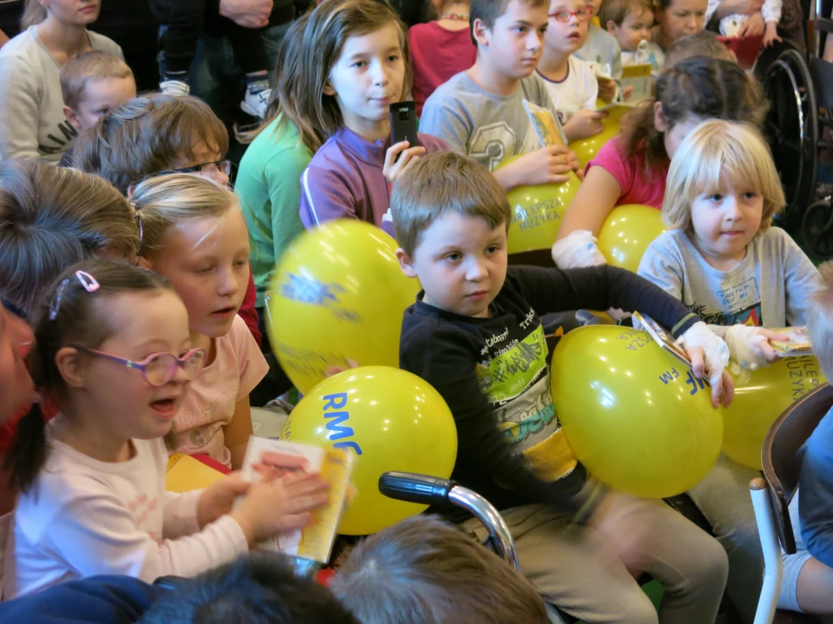 6 grudnia to dzień Świętego Mikołaja. Z myślą o dzieciach, które ten szczególny moment musiały spędzić w szpitalach, przygotowaliśmy słuchowisko "Przetwory. Opowieść pasteryzowana na mokro". Rozdaliśmy nasz audiobook maluchom w szpitalach dziecięcych w całym kraju! Zobaczcie zapis relacji z naszych spotkań z dzieciakami!
