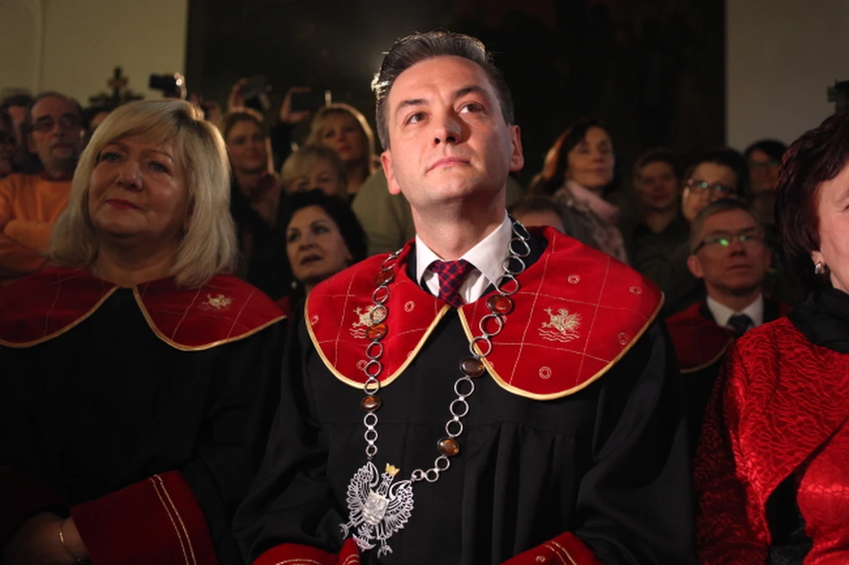 Polityk Twojego Ruchu Robert Biedroń złożył w sobotę ślubowanie i został zaprzysiężony na prezydenta Słupska. "Najwyższy czas podwinąć rękawy i  zabrać się do pracy; od teraz, od dzisiaj zaczyna się nowy etap w historii Słupska" - mówił. Podkreślił i zaprosił do współpracy "wszystkich, dla których najważniejszy jest Słupsk oraz jego mieszkańcy i mieszkanki". 