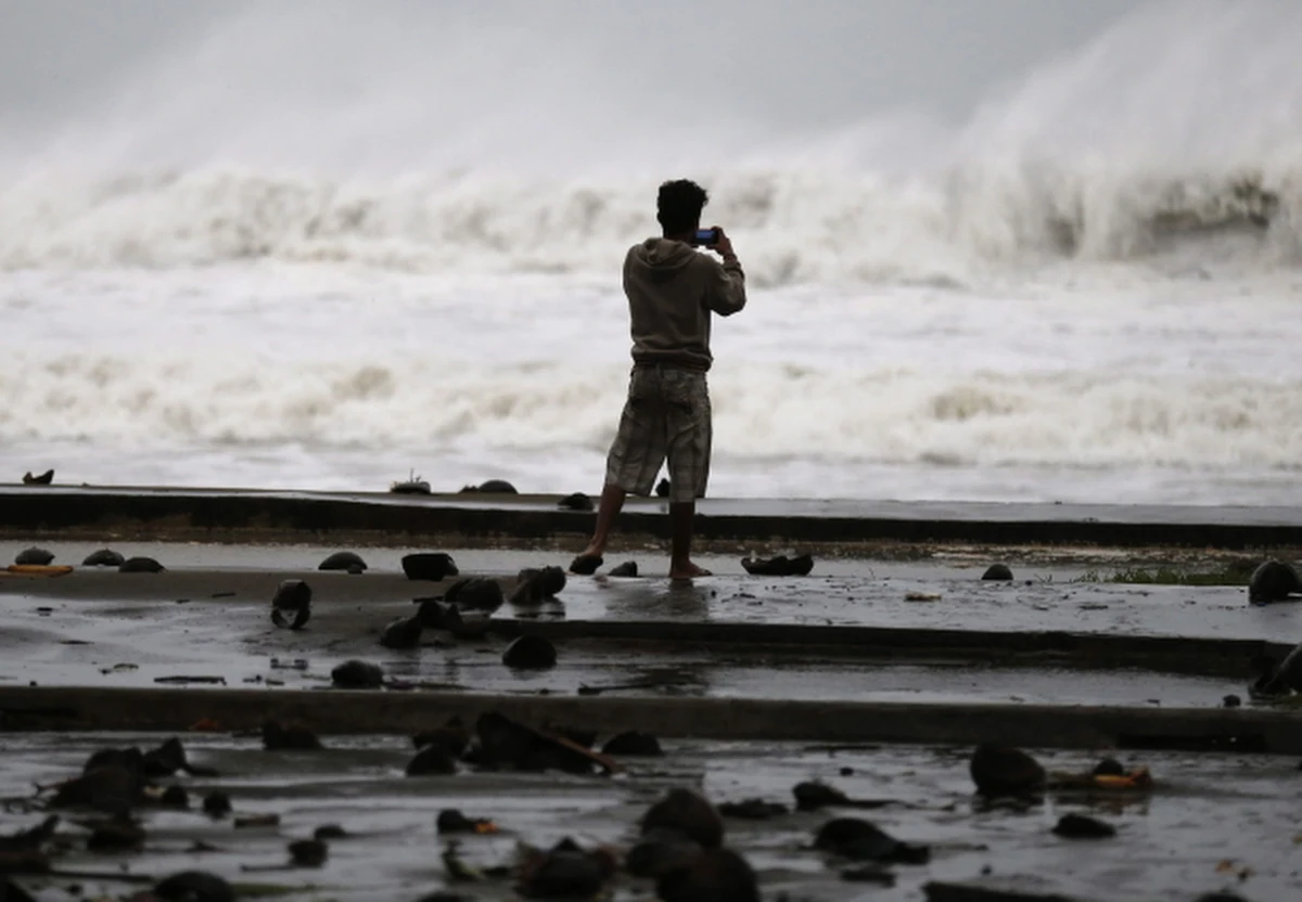 Tajfun Hagupit dotarł w sobotę do wschodnich wybrzeży Filipin, przynosząc ulewy i porywisty wiatr zrywający dachy i linie energetyczne i powalający drzewa. W związku z tą sytuacją ewakuowano około miliona ludzi, co według ONZ stanowi jedną z największych ewakuacji w czasach pokoju. 