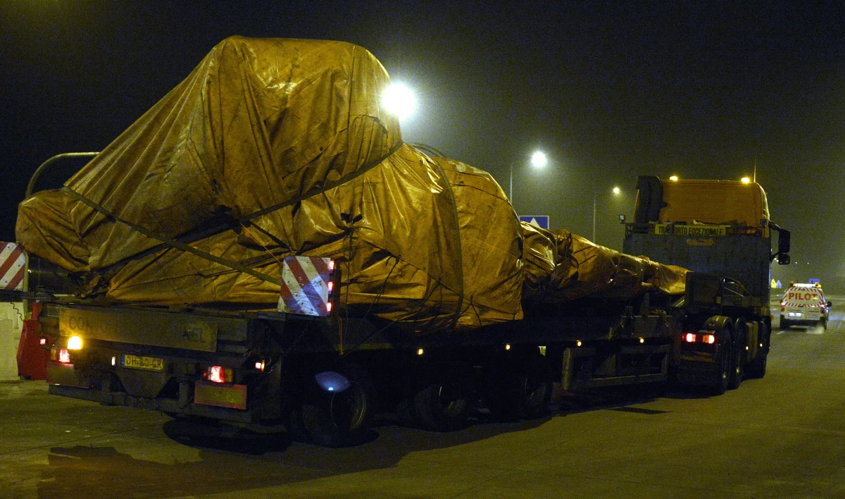 Konwój ciężarówek, które przewożą szczątki zestrzelonego malezyjskiego samolotu nie wyjedzie dziś z Polski - informuje policja. Pojazdy zatrzymały się w Żarskiej Wsi, około 7 kilometrów od granicy.