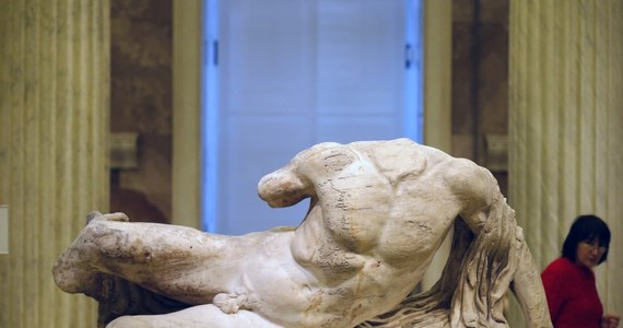 Rząd Grecji jest oburzony wypożyczeniem przez Muzeum Brytyjskie w Londynie rzeźby boga Ilissosa na wystawę w Ermitażu w Sankt Petersburgu w Rosji. Ateny od kilkudziesięciu lat bezskutecznie domagają się zwrotu zabytku, wywiezionego ponad 200 lat temu przez Brytyjczyków.