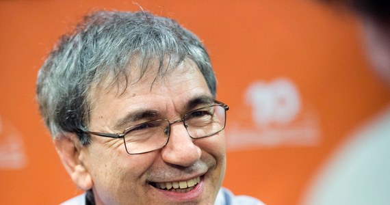 Orhan Pamuk – znany turecki pisarz i laureat literackiej Nagrody Nobla z 2006 roku Orhan Pamuk w rozmowie z dziennikiem "Hurriyet" potępił atmosferę strachu w Turcji i naciski władz na wolność prasy. "Najgorszy jest strach. Stwierdzam, że wszyscy się boją, a to nie jest normalne. Swoboda wypowiedzi jest coraz bardziej ograniczana" – stwierdził prozaik.  