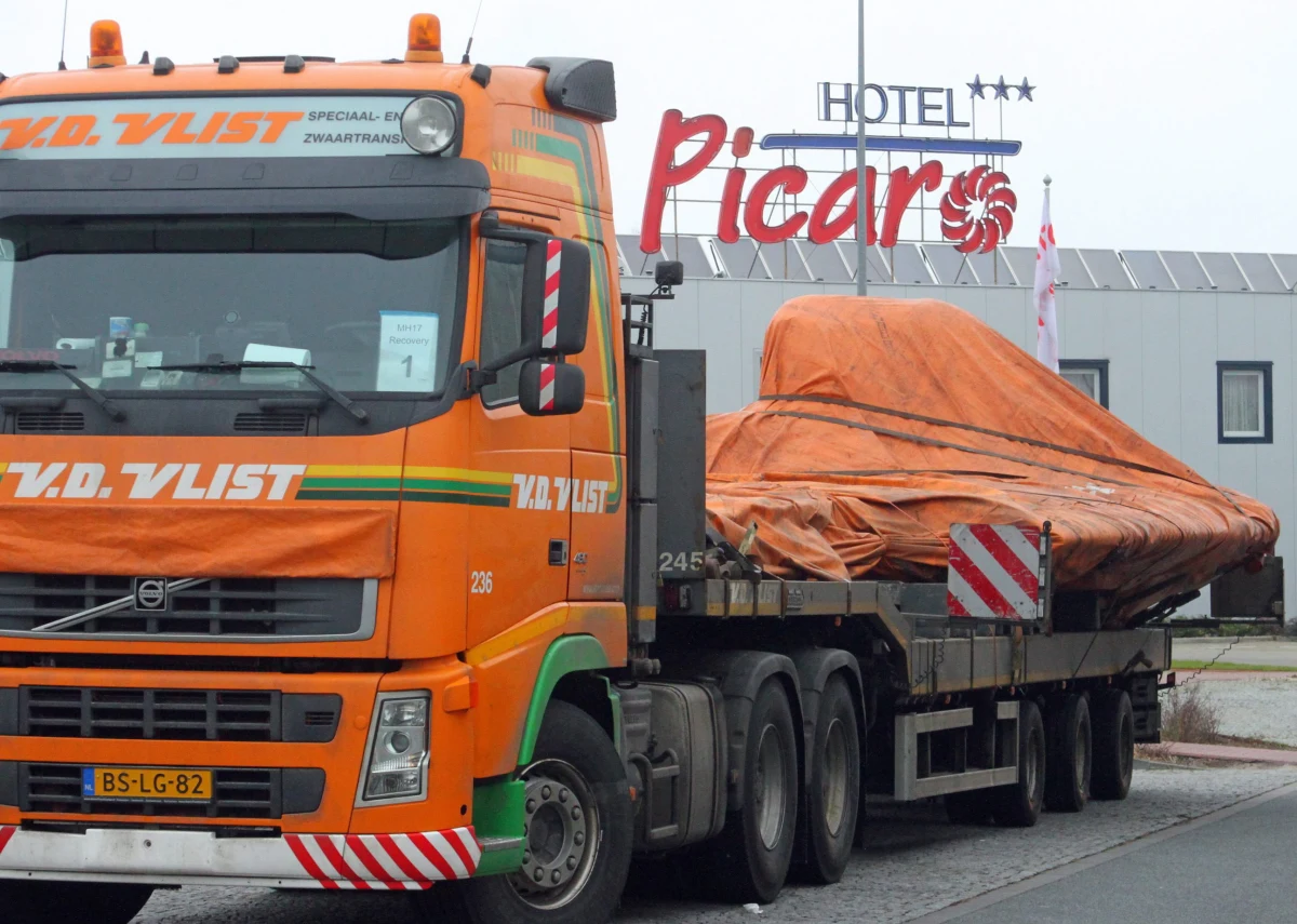 Dwa konwoje ze szczątkami malezyjskiego boeinga, zestrzelonego w lipcu nad Donieckiem, czekają na wjazd z Polski do Niemiec. Pierwszy konwój wjechał do Polski w sobotę nad ranem i w niedzielę miał już być w Niemczech. Transport uniemożliwił jednak wypadek, który zablokował trasę A4, którą poruszały się ciężarówki. 