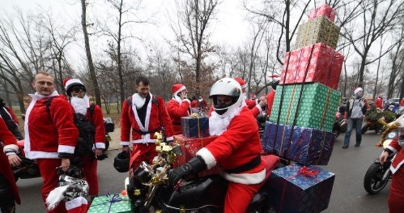 Około 3,3 tys. Mikołajów na motocyklach, skuterach i quadach przejechało przez Trójmiasto. Parada "Mikołaje na motocyklach" odbyła się po raz dwunasty. Podczas akcji dzięki zakupowi cegiełek udało się zebrać ok. 56 tys. zł na posiłki dla dzieci z Pomorza. 