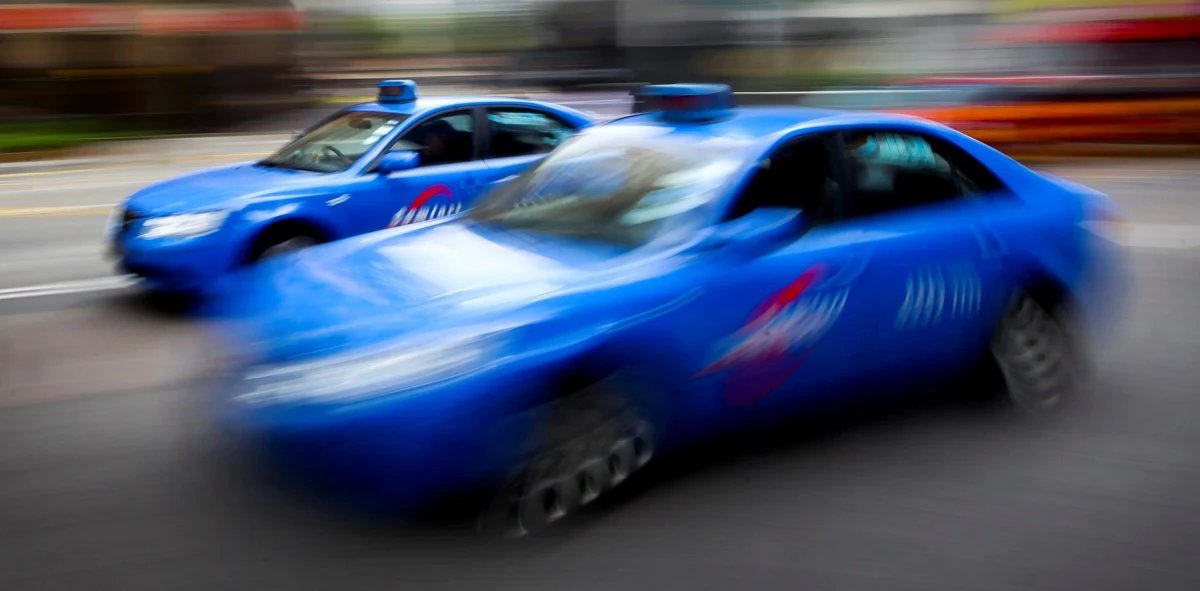 Indyjska policja zatrzymała kierowcę zamówionego za pośrednictwem firmy Uber po tym, jak pasażerka oskarżyła go o gwałt i pobicie. Mężczyzna ma stanąć w poniedziałek przed sądem w Delhi. 