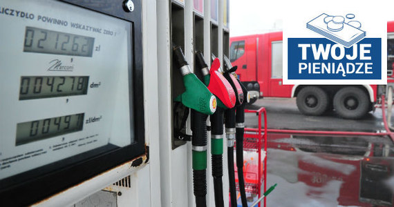 "Pod koniec tego i na początku przyszłego roku paliwo będzie kosztować około 4,65 jeśli chodzi o benzynę i olej napędowy. Będziemy mieli do czynienia z bliskością cen obu tych paliw na stacjach. Nie można też wykluczyć, że będzie jeszcze taniej" - mówi w rozmowie z reporterem RMF FM Jakub Bogucki analityk e-petrol. 