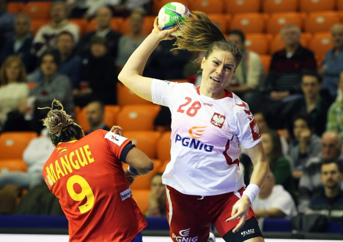 Polska przegrała w węgierskim Gyoer z Hiszpanią 22:29 (13:16) w swoim inauguracyjnym meczu mistrzostw Europy piłkarek ręcznych. Rywalki biało-czerwonych to brązowe medalistki olimpijskie z Londynu. W drugim spotkaniu grupy A ekipa gospodarzy zagra z Rosją.