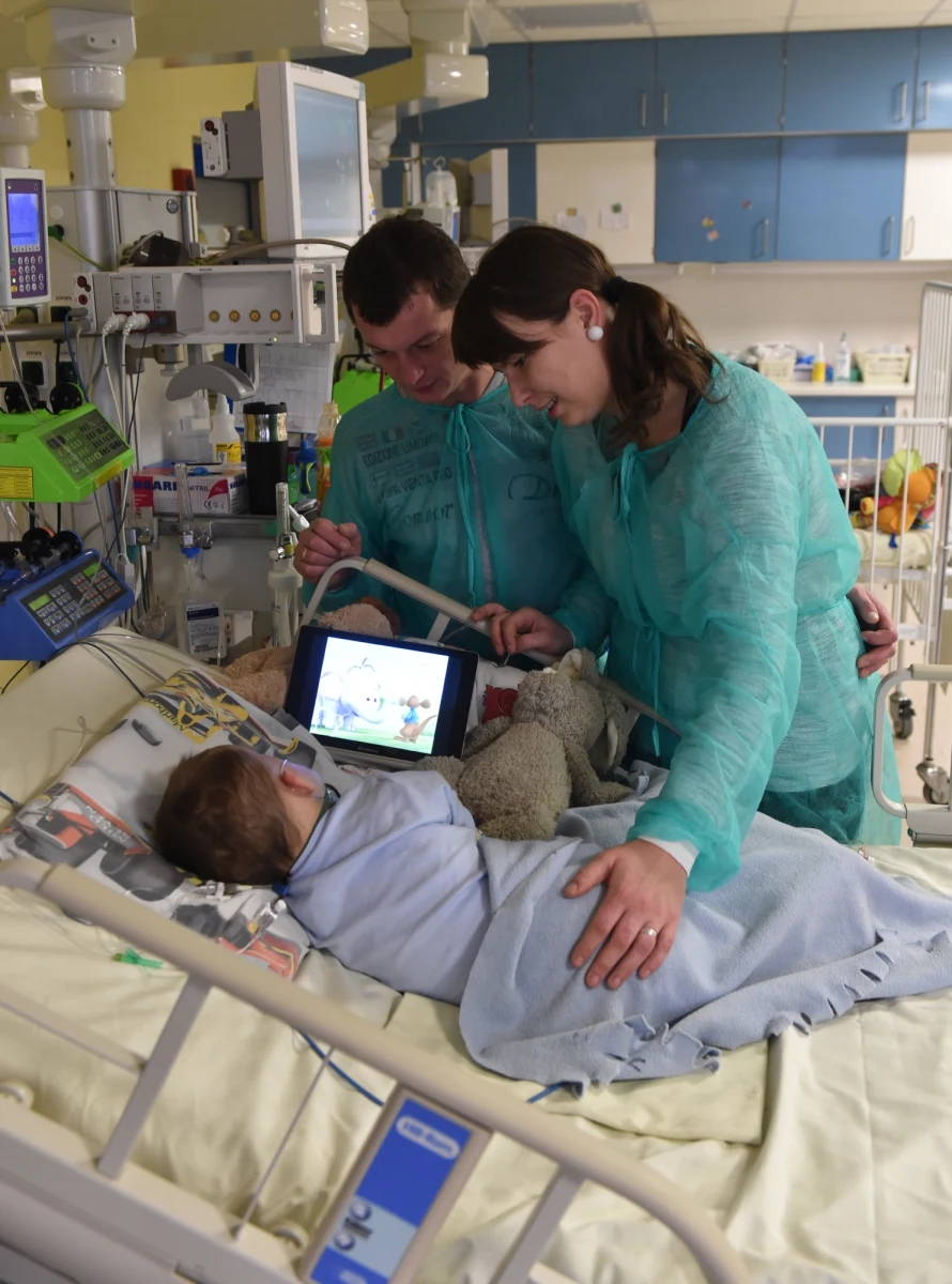 2-letni Adaś chce już wstać ze szpitalnego łóżka. Maluch szybko wraca do zdrowia po wyprowadzeniu go z głębokiej hipotermii. Kiedy go znaleziono - 8 dni temu na mrozie - temperatura jego ciała wynosiła tylko 12 stopni Celsjusza. 