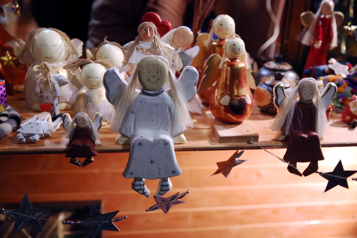 Chociaż handlowcy kuszą świętami już w listopadzie, Polacy konsekwentnie wolą poczekać z zakupami na ostatnią chwilę. Świąteczne zakupy w wersji „last minute” to domena 83 proc. z nas. 